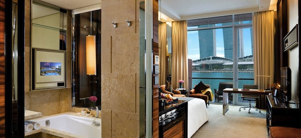 The_Fullerton_Bay_Hotel_Singapore_-_Premier_Bay_View_Room36a1a8