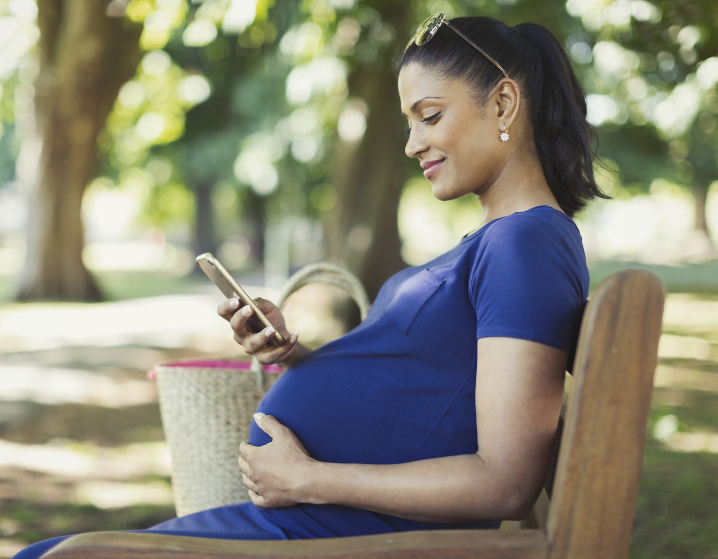 pregnancy apps pregnant woman phone