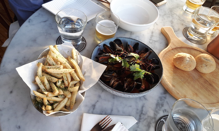 angies-oyster-bar-mussels-fries