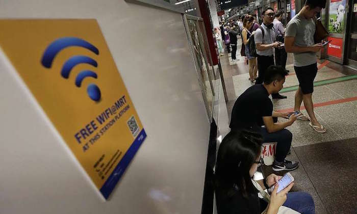 singapore-train-mrt-free-wifi