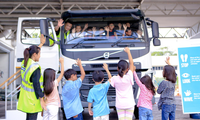 volvo-trucks-stop-look-wave-kids-waving