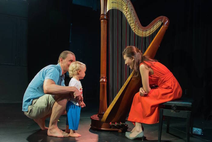 play-with-mozart-harpist