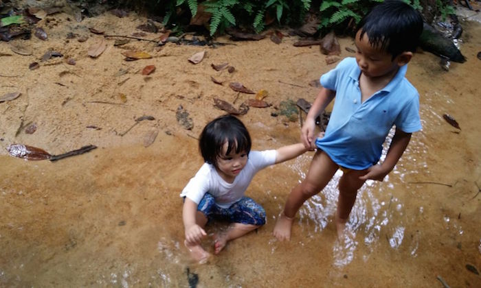 nature-kids-playing-rain