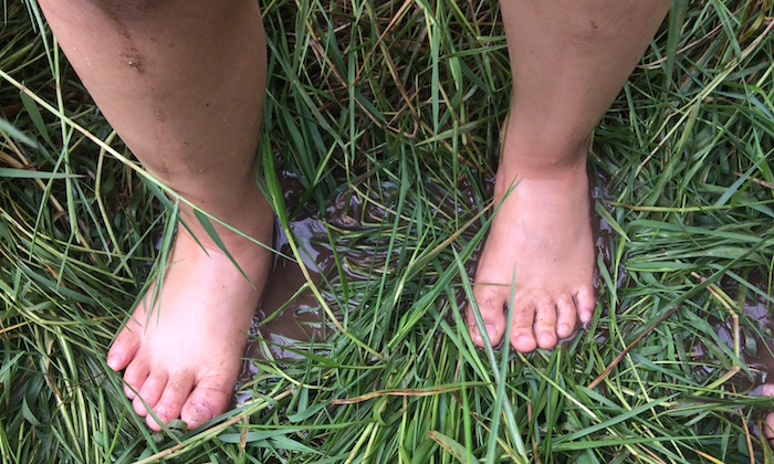 nature-play-for-kids-barefoot-grass