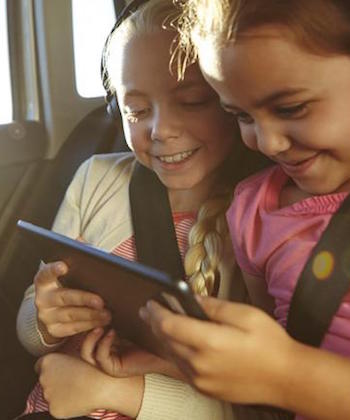 kids-using-ipad-in-car