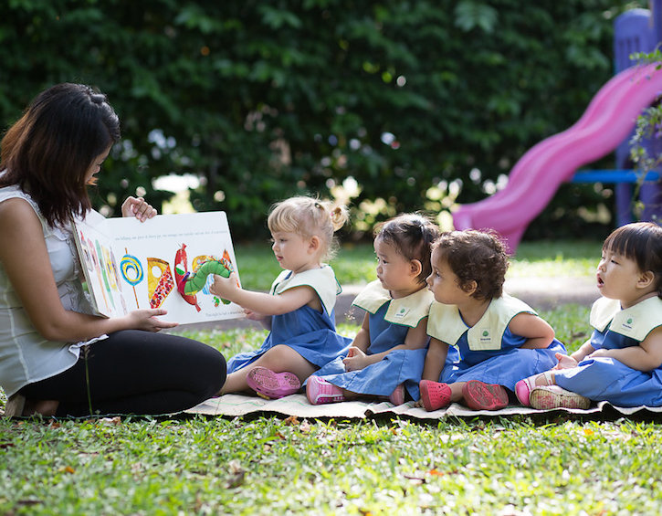 carpe-diem-preschool-reading-outdoors