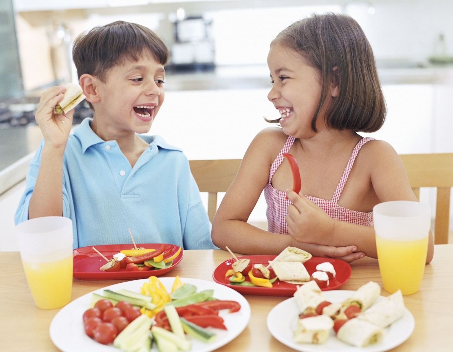 Первую половину дня кушать. Питание детей. Дети за столом. Еда дошкольника. Правильная еда для детей.