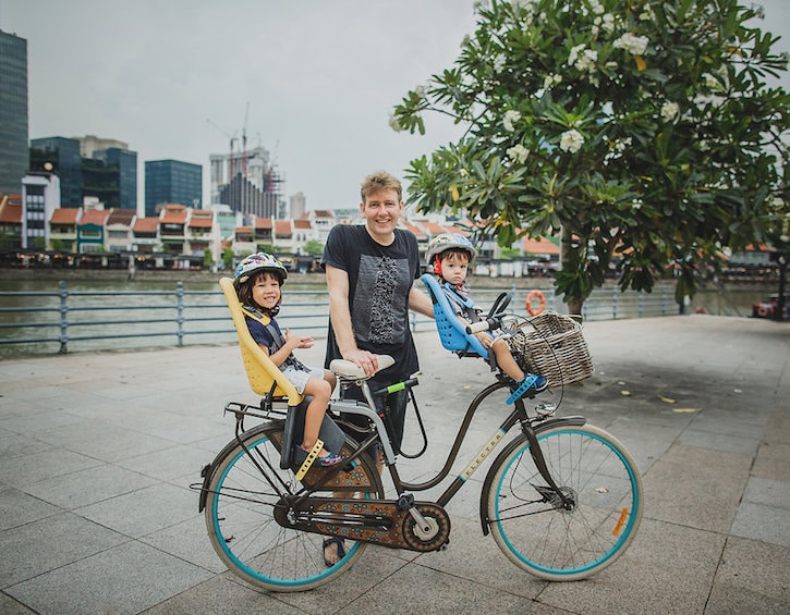 cool dad erik van helvoort with his kids in their bicycle seats
