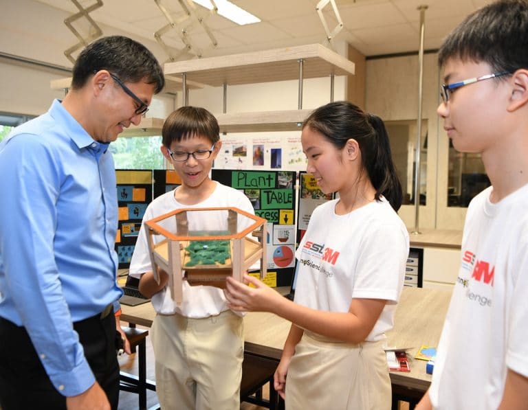 pang hoke wei of 3m singapore with kids at the sst-3m innoscience challenge