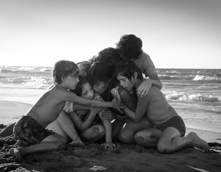 Cleo, the children and their mother on the beach in the movie ROMA
