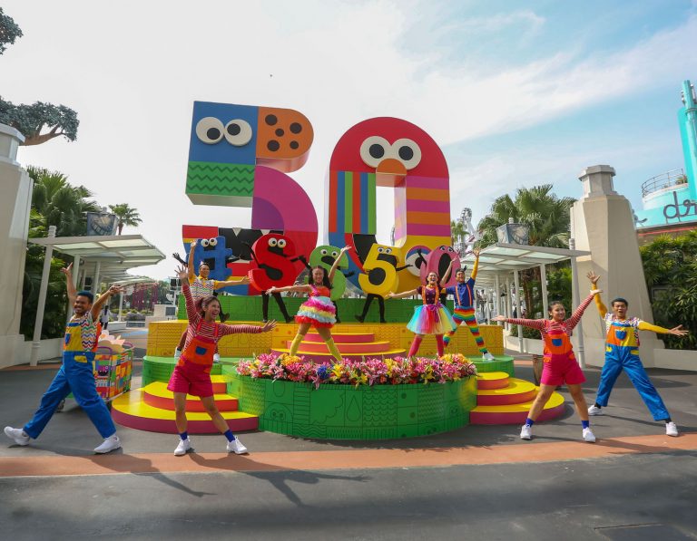 sesame street 50 years and counting celebration at universal studios singapore Hollywood Lagoon Stage