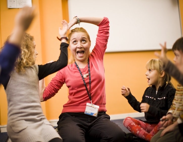 English Language classes for kindergarten-aged students (specially designed for non-readers and writers) involve arts & crafts, games and music.