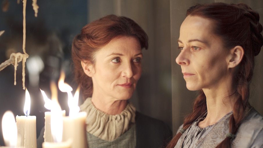Catelyn Stark and her sister Lysa Arryn on game of thrones