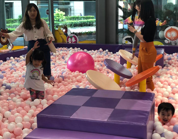toddler ball pit and soft play at kiztopia