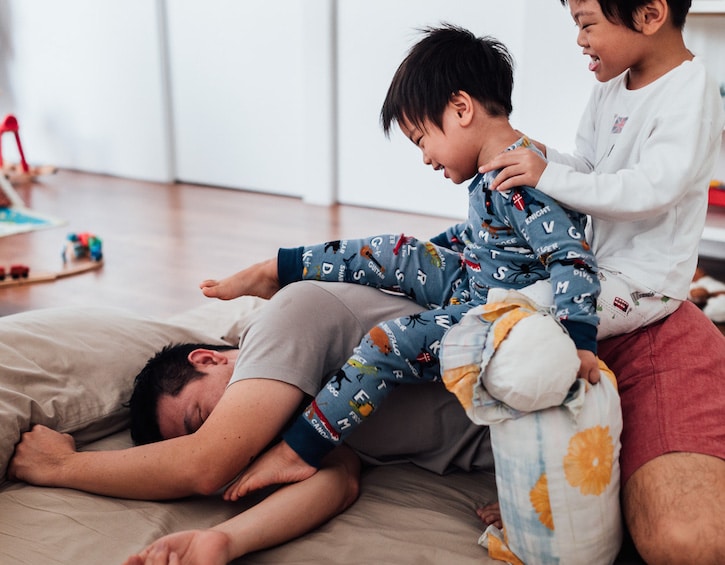 two boys wake their dad up expert tips from family photographer kerry cheah