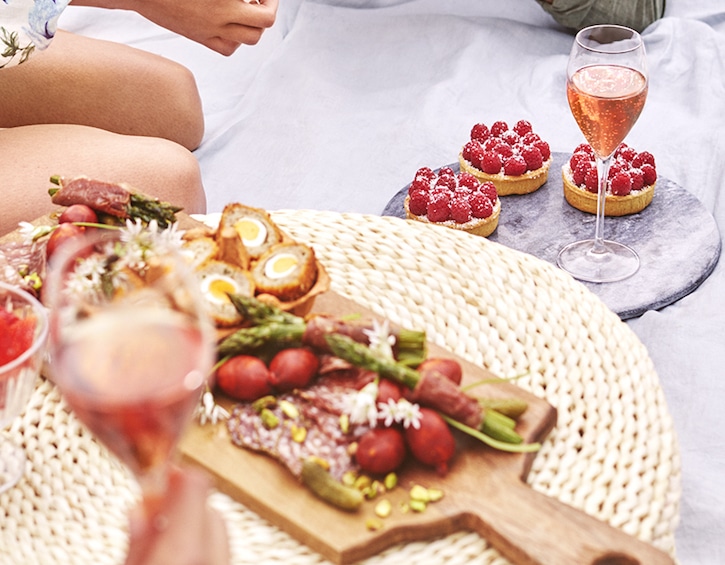 Nyetimber sparkling rose british wine is perfect for summer picnics