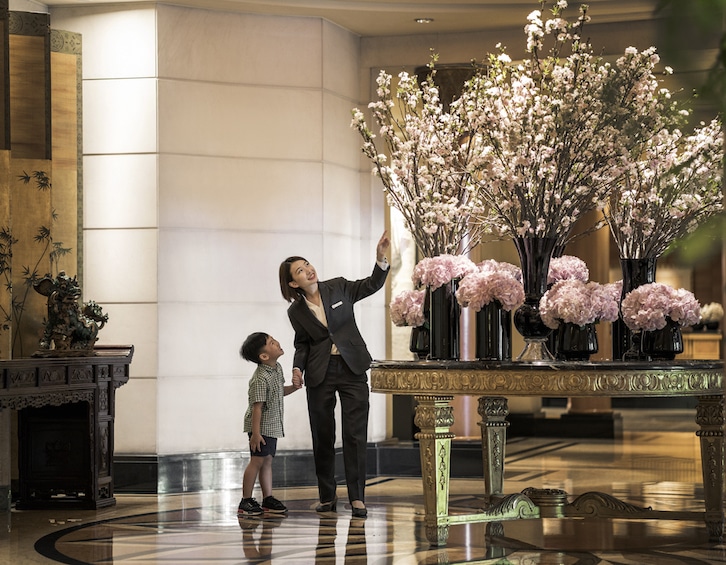 child in lobby of four seasons hotel singapore