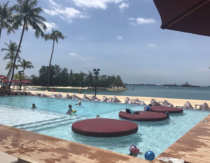 sentosa-guide-rumours-beach-club-swimming-pool-min