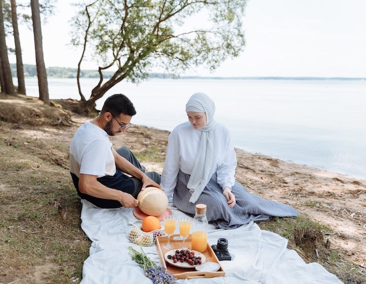 singapore cheap date night without kids for couple time picnic