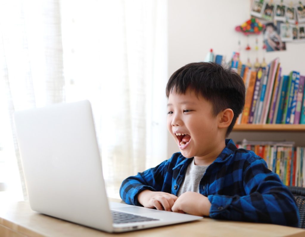 Child learning Chinese online