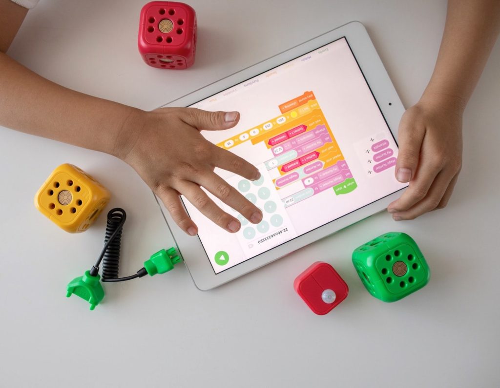 kid-playing-ipad-educational-apps