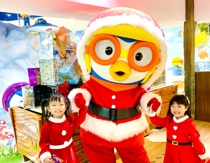 Santa Pororo with the kids at Pororo Park Singapore