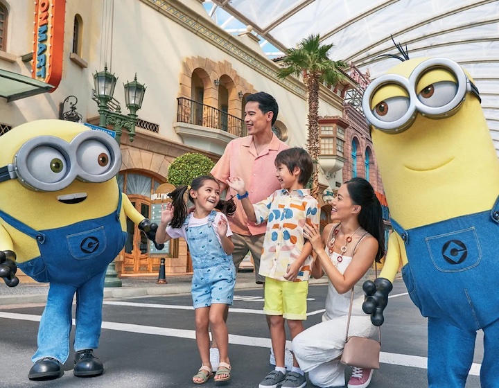 Sentosa Guide Universal Studios Family Pic