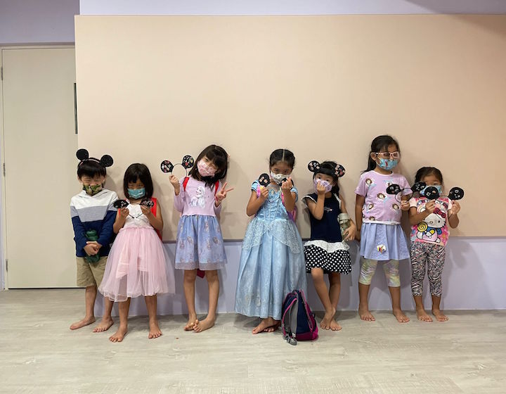 holiday-camp-singapore-Creative-hearts-performance-art
