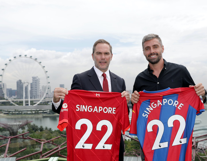 Liverpool FC legend Jason McAteer and Crystal Palace FC legend Andre Moritz with Singapore Flyer