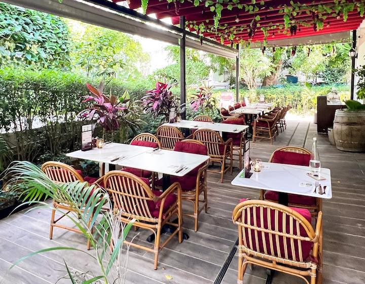kid friendly restaurants and cafes singapore les bouchons outdoor seating area
