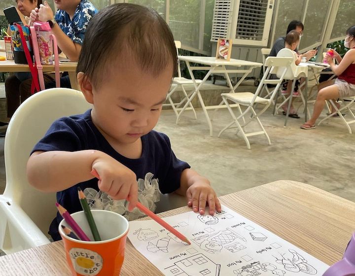 kid friendly restaurants and cafes singapore little spot little kid colouring