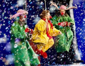 kids theatre slava's snowshow bubbles and characters on stage