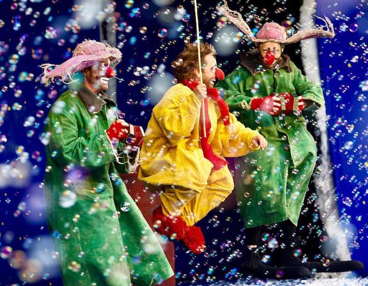 kids theatre slava's snowshow bubbles and characters on stage
