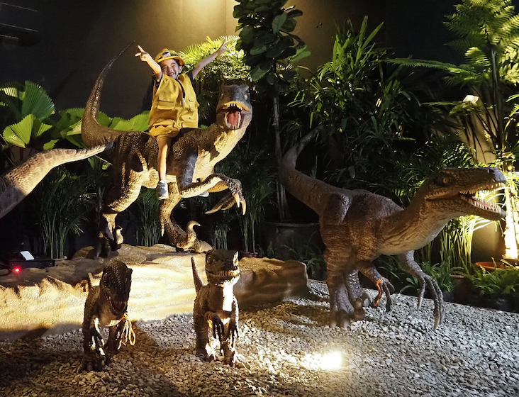 Singapore dinosaur park with 20 life-sized animatronic dinosaurs that roar!