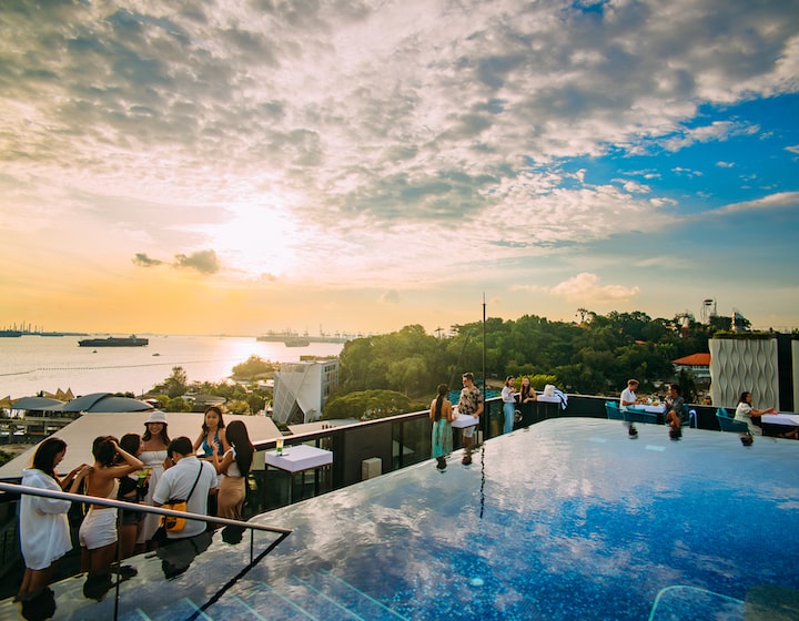 rooftop bar Singapore: 1 altitude coast outpost hotel sentosa