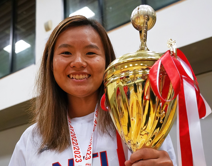 Interview Kang Yi Tan FIBA Player with Trophy