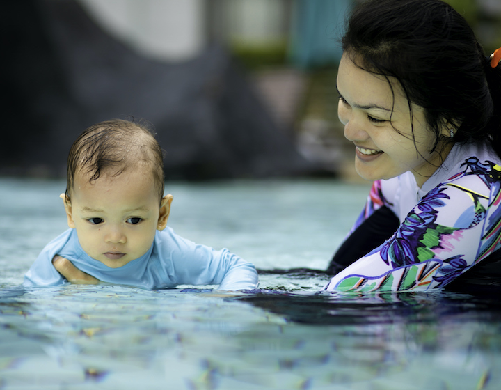 swimming lessons singapore mother and baby in pool