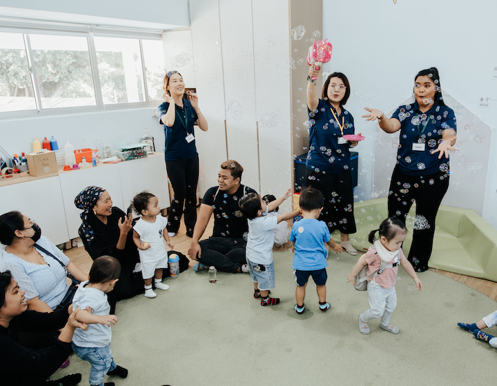 baby classes and playgroup singapore teachers and kids playing bubbles