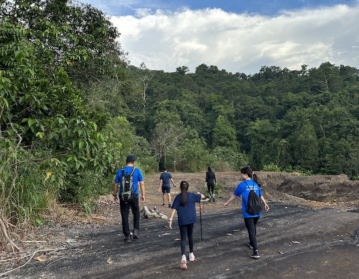 overseas mama - Karen Williams family trekking