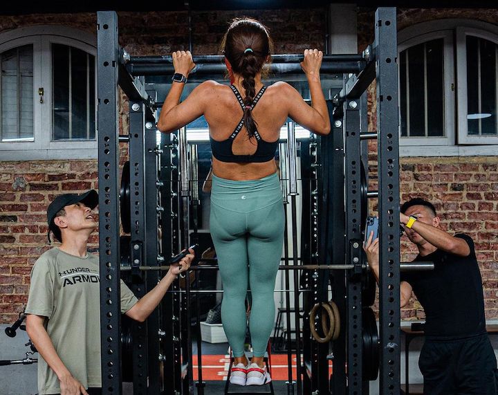personal trainer singapore - UFIT - woman doing pullup