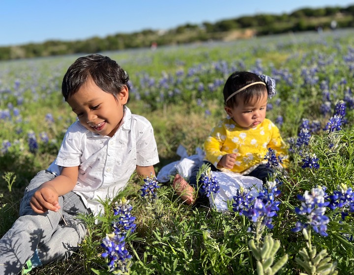 Lina Lie's children in a field of flowers