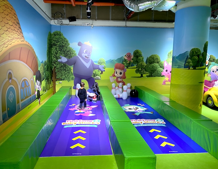 pinkfong & baby shark - inflatable bowling