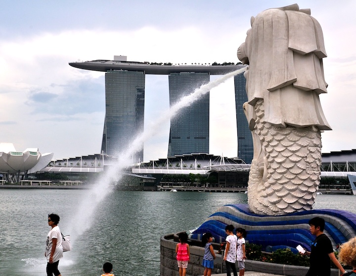 merlion park singapore - marina bay sands background - merlion statue