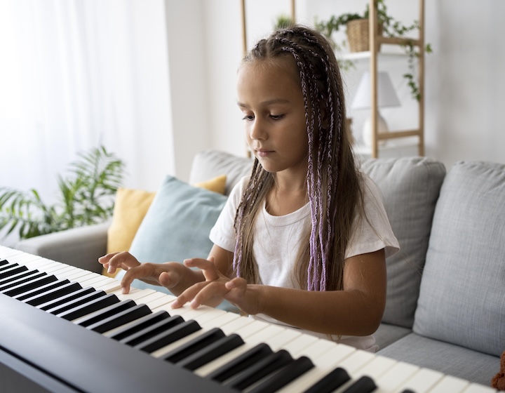 piano lesson singapore - girl playing keyboard