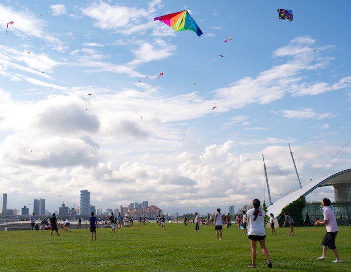 kite flying at marina barrage  is a fun family activity in singapore