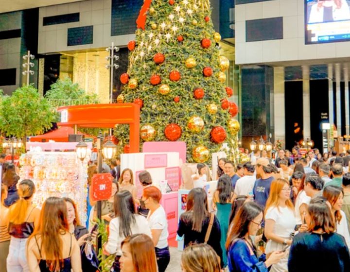 Christmas markets in singapore - christmas atelier asia square