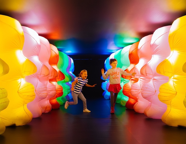pop air - balloon museum in singapore - kids with rainbow balloons