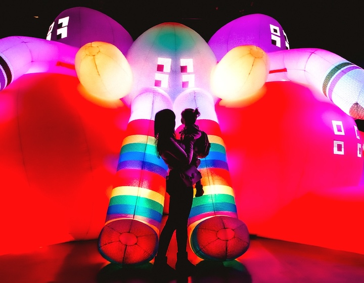 pop air - balloon museum in singapore - mother and child with rainbow inflatable