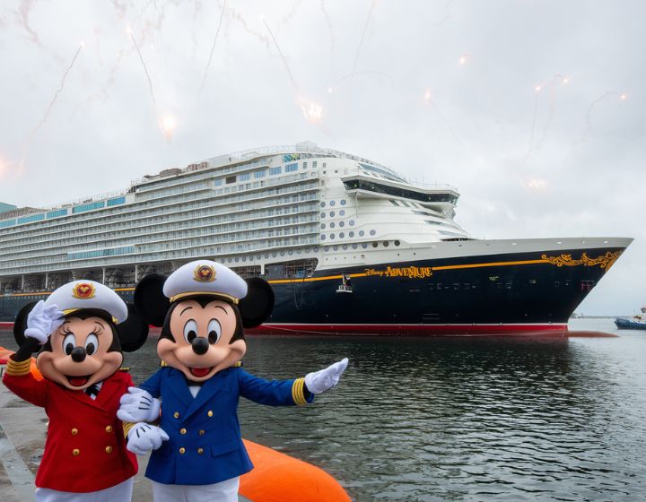 Disney Adventure cruise in singapore with mickey and minnie