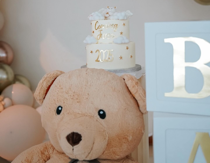 baby shower - baby shower cake - gender reveal cake - honeypeach